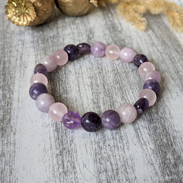 Fialový náramok z rôznych minerálov