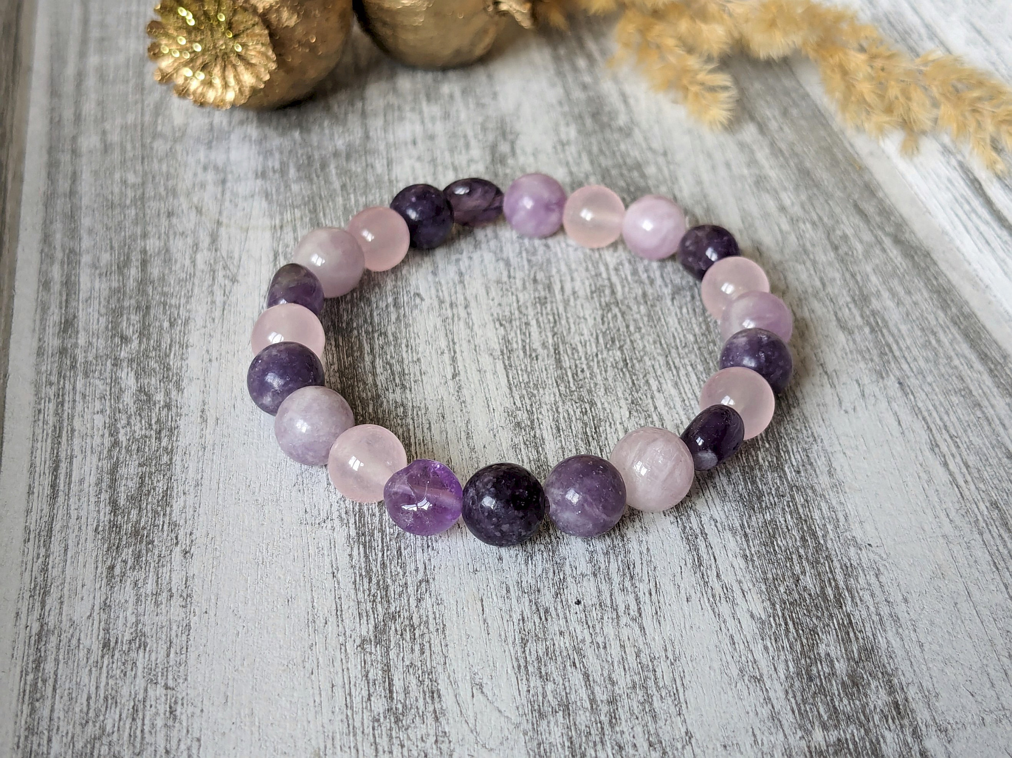 Fialový náramok z rôznych minerálov