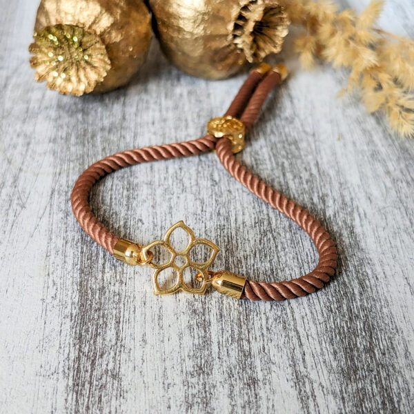 Hnedý šnúrkový náramok kvet