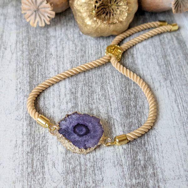 Náramok s fialovou druzou