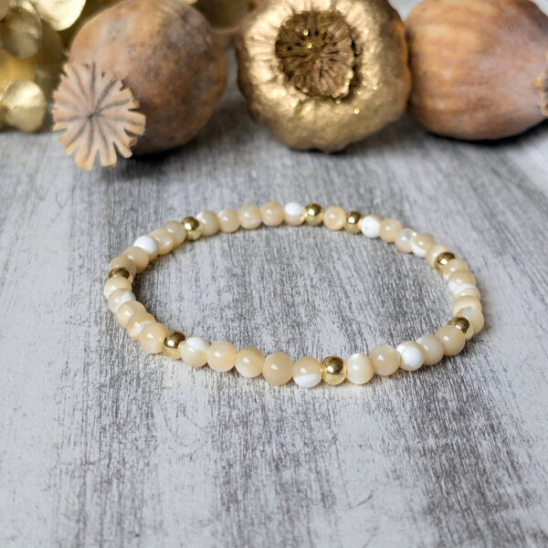 náramok z béžovej perlete