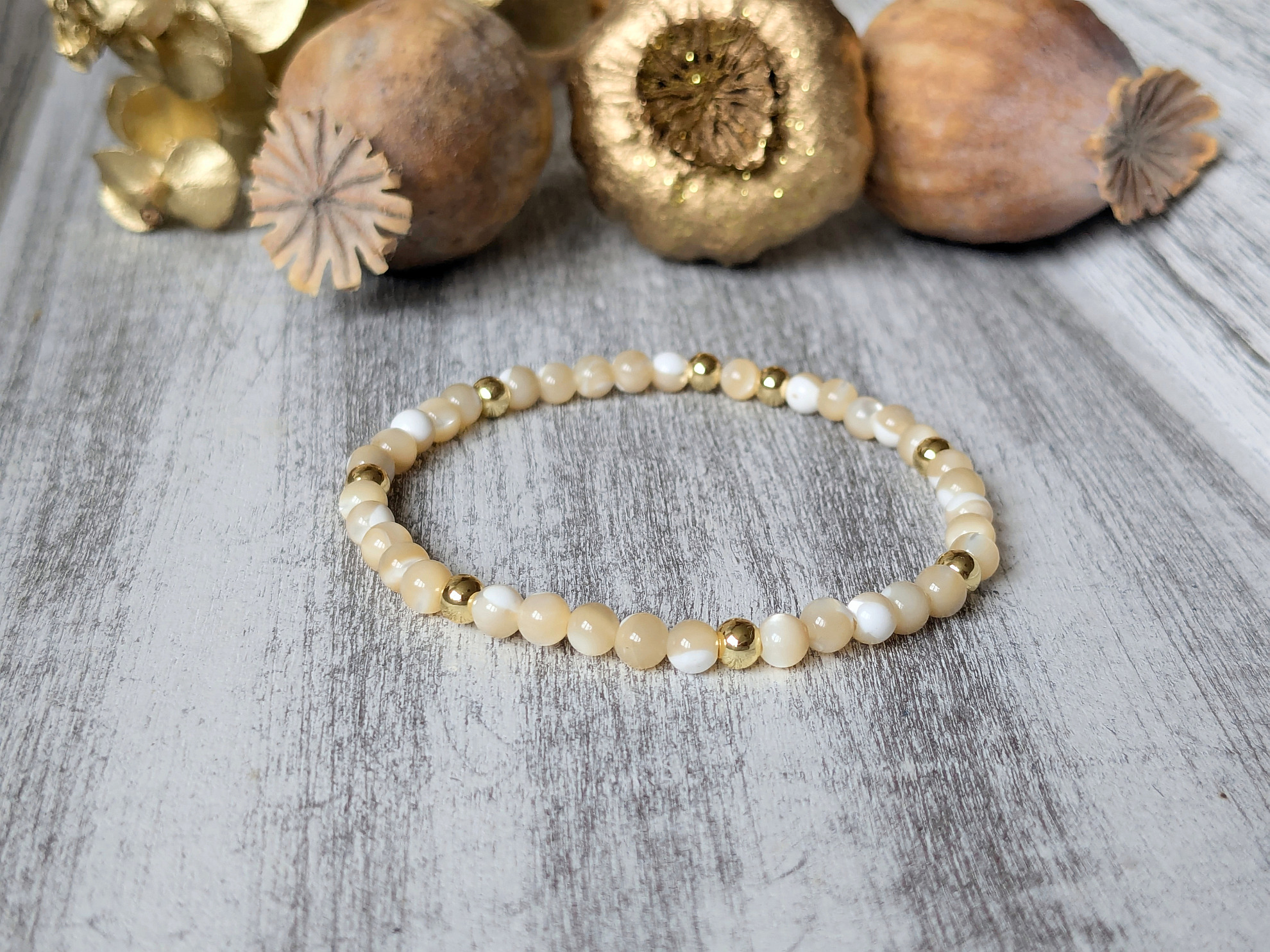 náramok z béžovej perlete