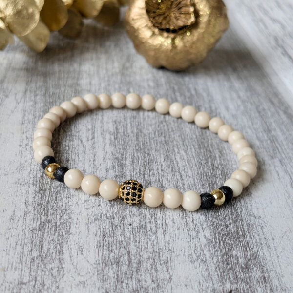 Náramok s čiernou korálkou