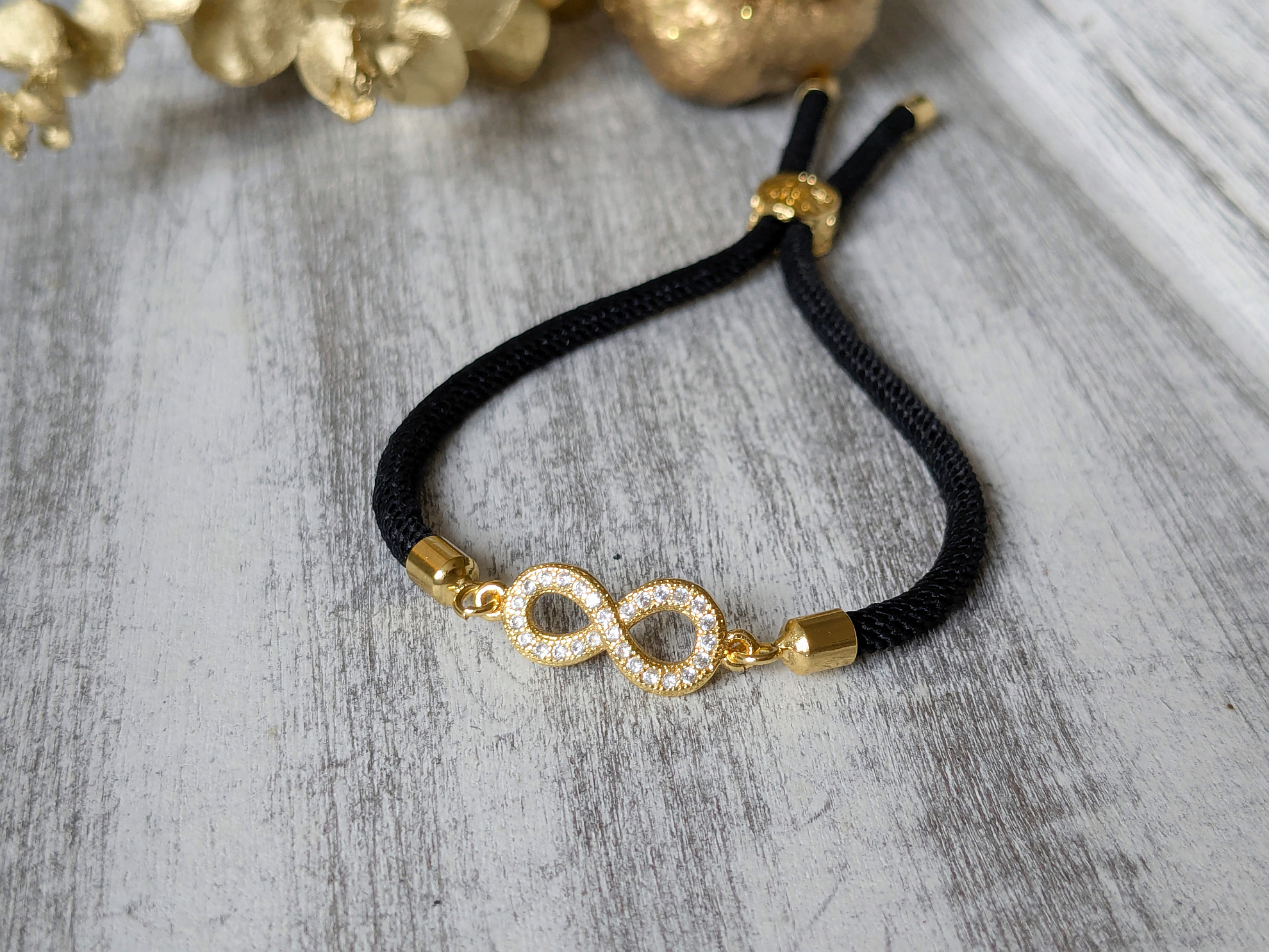 Šnúrkový náramok infinity