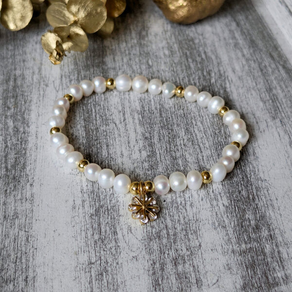 Perlový náramok s kvetinkou