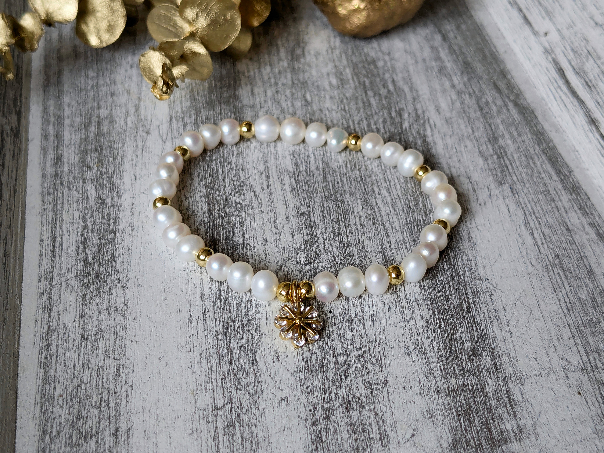 Perlový náramok s kvetinkou