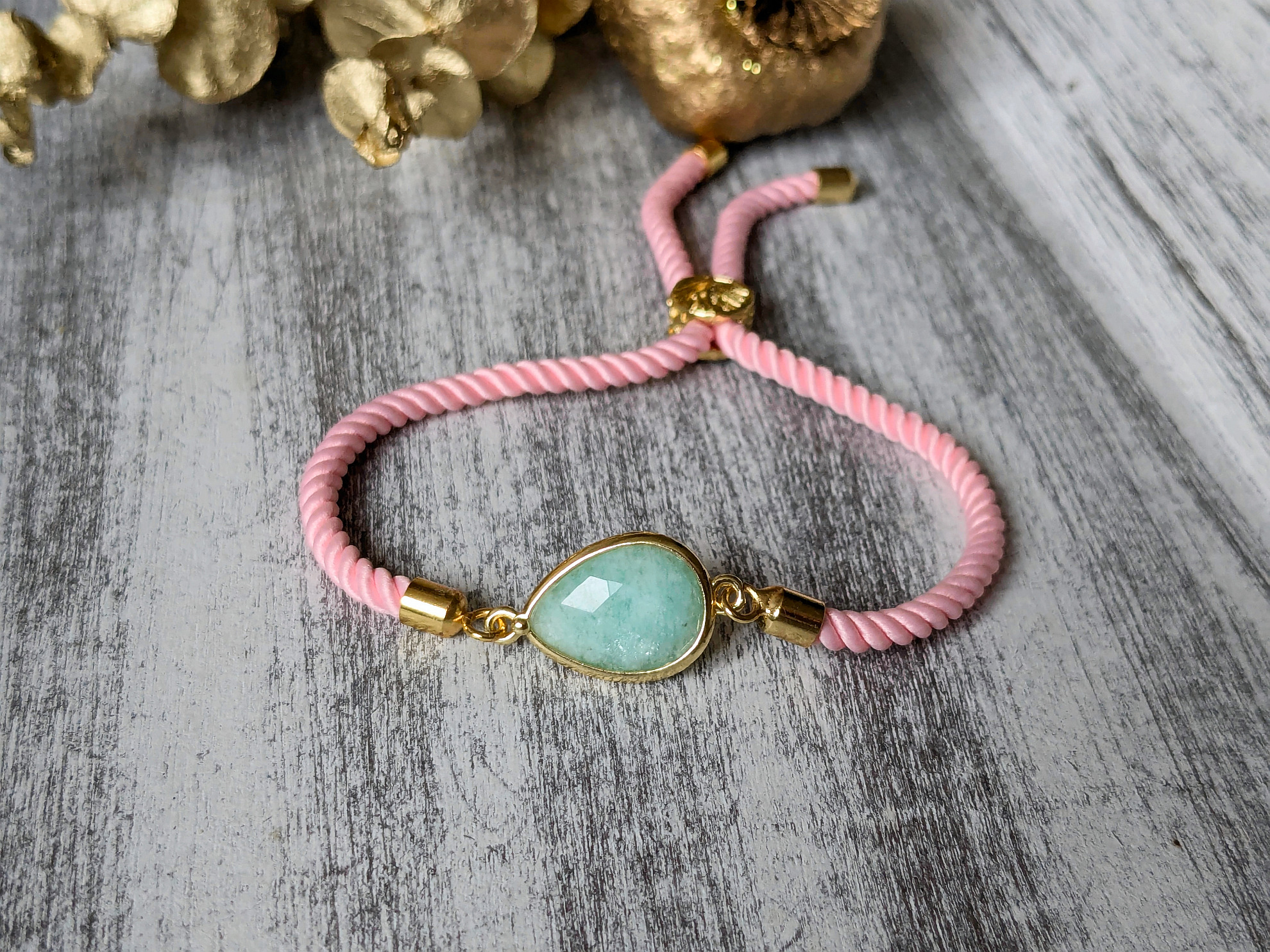 Ružový šnúrkový náramok s amazonitom