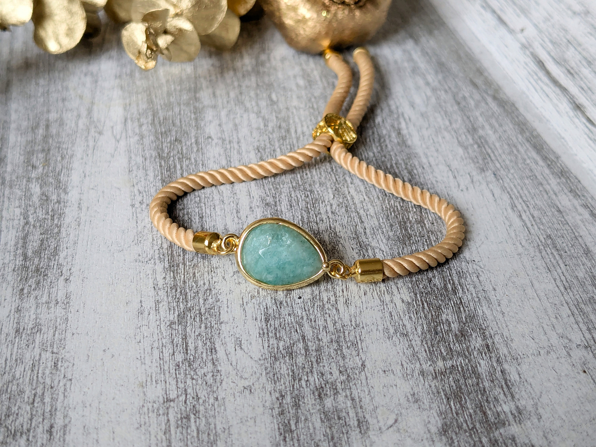 Šnúrkový béžový náramok s amazonitom