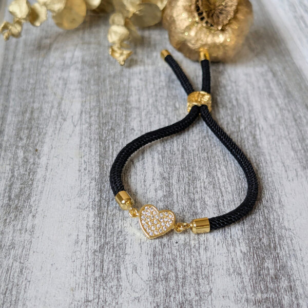 čierny šnúrkový náramok srdce