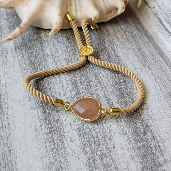 Šnúrkový náramok so slnečným kameňom