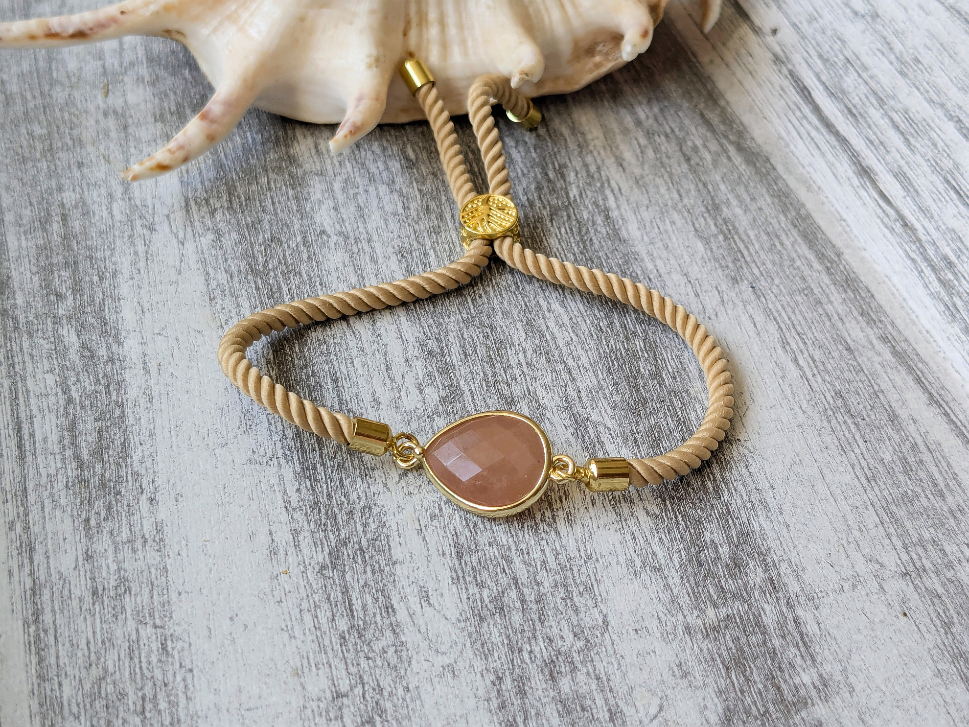 Šnúrkový náramok so slnečným kameňom